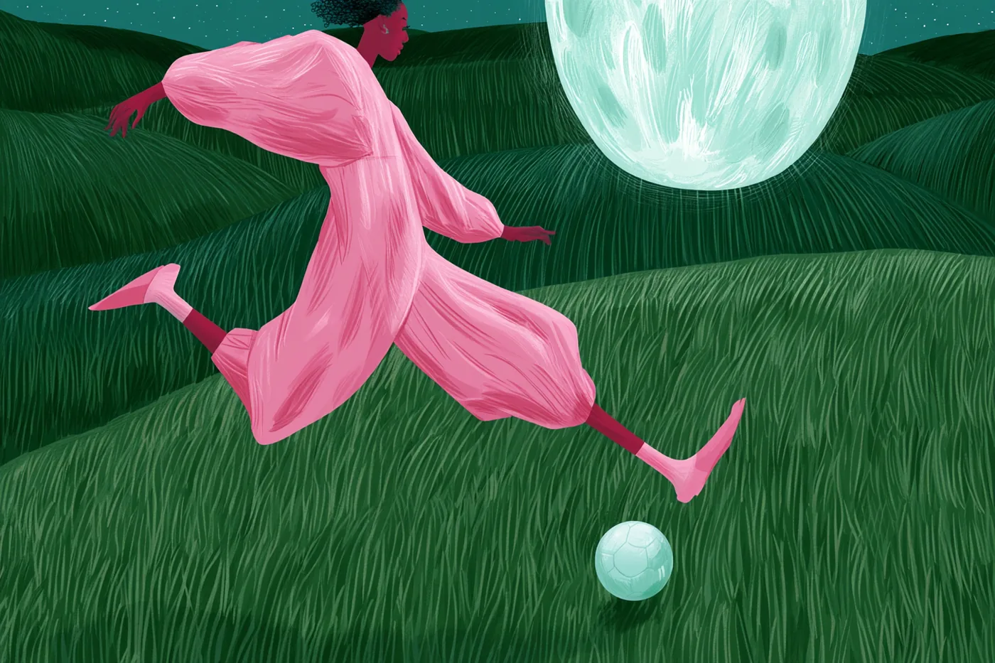 Persona vestida de rosa corriendo tras una pelota en un campo verde de noche, bajo una luna enorme