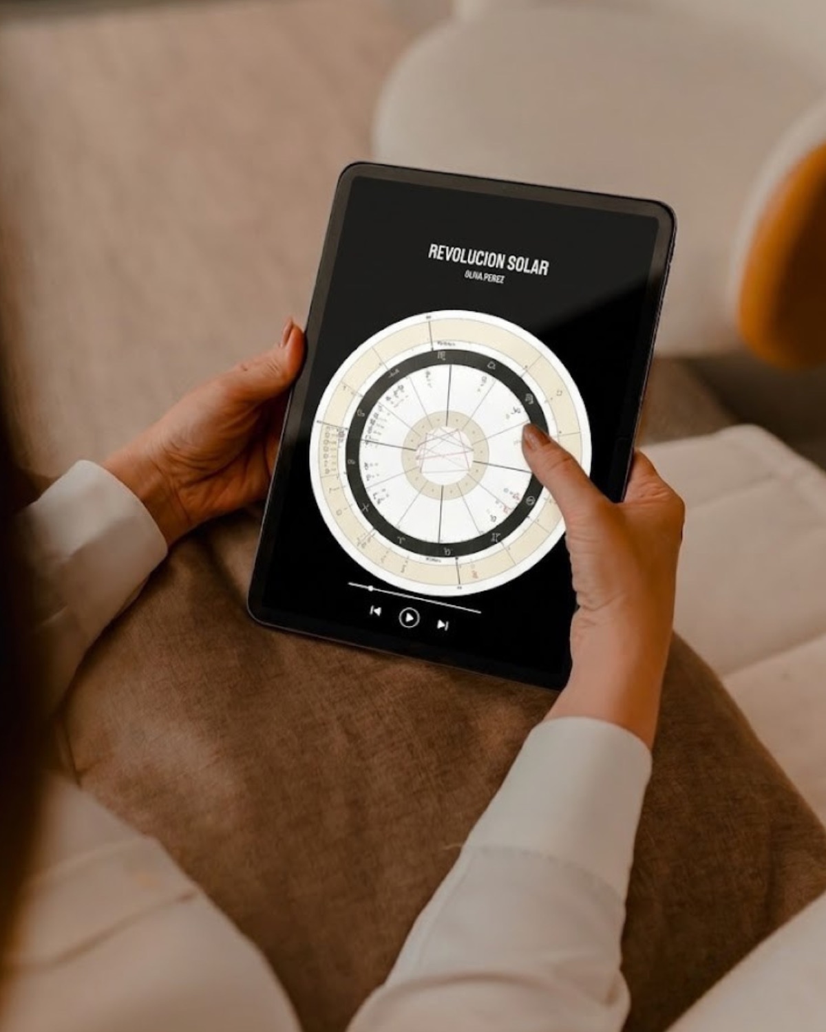 La lectura grabada, reproduciéndose en una tablet