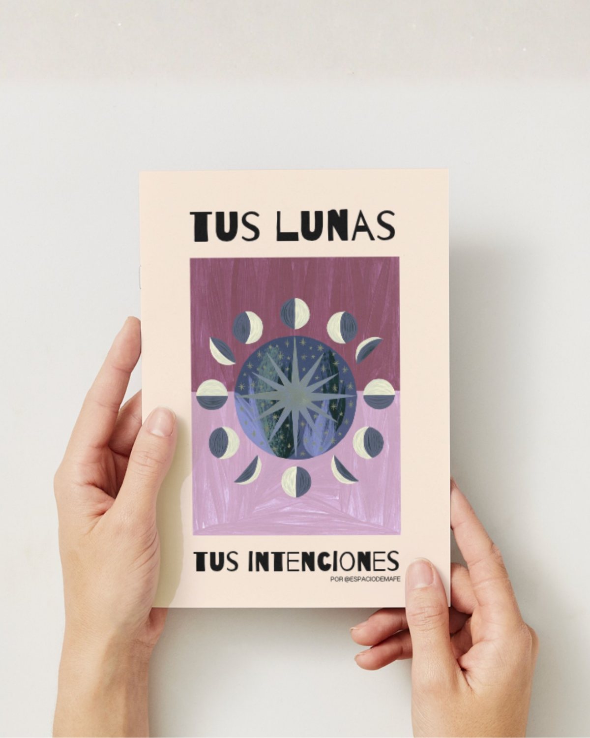 El cuaderno impreso sostenido con las dos manos
