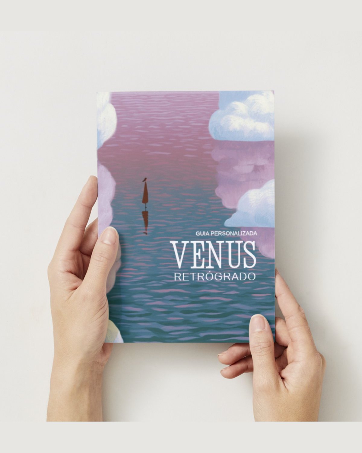 La guía de Venus retrógrado sostenida con las dos manos